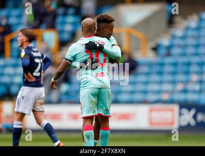 The Den, Bermondsey, Londra, Regno Unito. 10 Apr 2021. Campionato inglese di calcio, Millwall Football Club contro Swansea City; Jamal Lowe di Swansea City festeggia con Andre Ayew di Swansea City dopo aver segnato il suo terzo goal lati nel 85esimo minuto per renderlo 3-0 Credit: Action Plus Sports/Alamy Live News Foto Stock