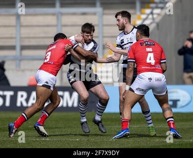 10 aprile 2021; AJ Bell Stadium, Salford, Lancashire, Inghilterra; Betfred Challenge Cup Rugby League, Salford Red Devils vs Widnes Vikings; Steve Tirer of Widnes Vikings è affrontato da Kallum Watkins di Salford Red Devils Credit: Action Plus Sports Images/Alamy Live News Foto Stock