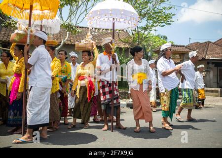 Bangli, Bali, Indonesia - 5 settembre 2016: I balinesi che partecipano alla cerimonia della cremazione a Bangli. Foto Stock