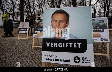 10 aprile 2021, Berlino: Foto con i membri dell'opposizione russa non si trovano lontano dalla porta di Brandeburgo, sulla strada del 17 giugno. Lì l'associazione 'UnCremlino' e il giovane gruppo russo 'Perestroj card' hanno istituito un campo tenda. Con l’azione gli attivisti protestano contro il capo del Cremlino Putin. Tra le altre cose, gli organizzatori chiedono il rilascio del leader dell'opposizione Alexei Navalny, che è stato condannato alla detenzione in un campo penale Foto: Paul Zinken/dpa-Zentralbild/dpa Foto Stock