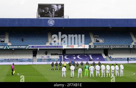 Londra, Inghilterra, 10 aprile 2021. I giocatori del QPR e del mercoledì di Sheffield osservano un silenzio di due minuti in onore del Principe Filippo, Duca di Edimburgo, il giorno dopo la morte del duca all'età di 99 anni, in vista della partita del campionato Sky Bet allo stadio della Kiyan Prince Foundation di Londra. Il credito immagine dovrebbe essere: David Klein / Sportimage Credit: Sportimage/Alamy Live News Foto Stock