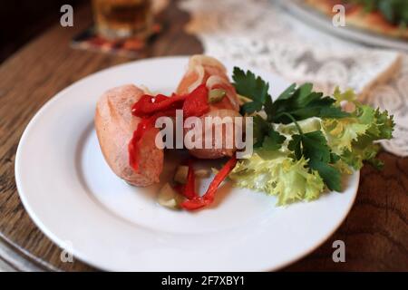 Le salsicce sottaceto su un piatto nel ristorante ceco Foto Stock