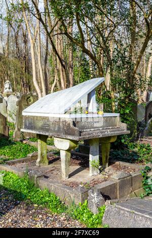 Tomba di William Henry Thornton, pianista classico, a forma di un pianoforte a forma di grande presso Highgate Cemetery East, North London, UK Foto Stock