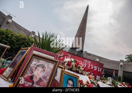 I ritratti di persone morte nel '2010 aprile di violenza' sono stati collocati nel memoriale del 14 ottobre 1973 durante l'anniversario. L'ex leader principale e manifestanti del fronte Unito per la democrazia contro la dittatura (UDD), noto anche come 'camicia rossa', ha tenuto il 11esimo anniversario della 'violenza del 2010 aprile' al 14 ottobre 1973 Memorial a Bangkok. Più di 90 persone tra cui il cameraman televisivo giapponese Hiroyuki Muramoto e il fotografo italiano Fabio Polenghi sono morti nel '2010 aprile violence crackdown' da parte dell'esercito thailandese noto anche come 'sangue di aprile' o 'Cruel aprile' in Thailandia. (Foto di Peerapon Boonyakiat / Foto Stock