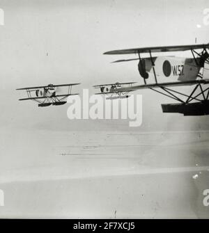 Volo da ZKH Prins Hendrik (1886-1934) in una delle Berkel WA (Reg.nr W-5) Light explorer on floats (1919-1929), scortato da altri due è stato il 12 aprile 1921. Foto Stock
