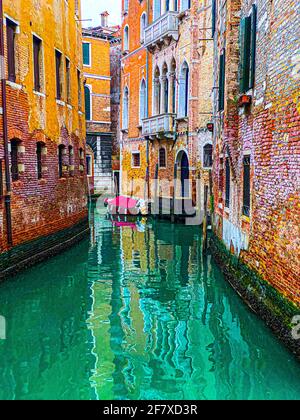Belle riflessioni d'acqua nel piccolo canale, Venezia, Italia Foto Stock