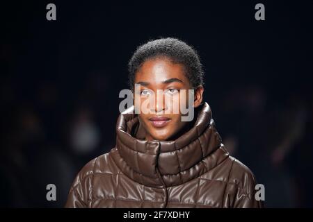 Madrid, Spagna. 10 Apr 2021. Un modello cammina sulla pista alla sfilata di moda Angel Schlesser durante la settimana della moda Mercedes Benz a Ifema a Madrid. Credit: SOPA Images Limited/Alamy Live News Foto Stock