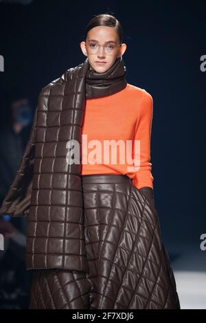 Madrid, Spagna. 10 Apr 2021. Un modello cammina sulla pista alla sfilata di moda Angel Schlesser durante la settimana della moda Mercedes Benz a Ifema a Madrid. Credit: SOPA Images Limited/Alamy Live News Foto Stock