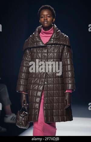 Madrid, Spagna. 10 Apr 2021. Un modello cammina sulla pista alla sfilata di moda Angel Schlesser durante la settimana della moda Mercedes Benz a Ifema a Madrid. Credit: SOPA Images Limited/Alamy Live News Foto Stock