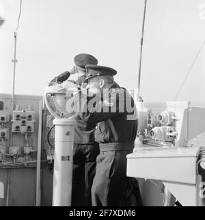 Crociera di ufficiali di riserva di aspiranti (AROS) a bordo della nave di pattuglia della Classe di Balder HR.MS FREYER (P 804) (1954-1986) (EX-SC 1629). Les Compass sul ponte aperto. Foto Stock