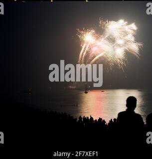 National Fleet Days and Celebration 200 anni a Port City. Fuochi d'artificio al Marsdiep nel contesto della celebrazione di Den Helder 200 anni 'città portuale. Il pubblico guardò lo spettacolo di De Zeedijk. Foto Stock