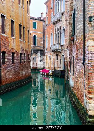 Belle riflessioni d'acqua nel piccolo canale, Venezia, Italia Foto Stock