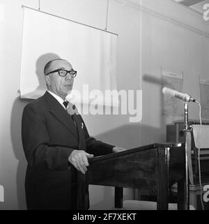Il Centro Meteorologico dell'Aeronautica militare (Lumetc). La ristrutturazione della parte del Rossinibunker designata per il Lumetc. L'ala orientale di Hilversum era pronta il 15 marzo 1965 e fu immediatamente coinvolta. Il 25 novembre dello stesso anno, l'apertura ufficiale del bunker ristrutturato ha avuto luogo dal Segretario di Stato per la Difesa / KLU J.J.F. Borghouts.in presenza di O.A. Il tenente generale della BDL Wolff, tenente generale B.D. C. GIEBEL, prof.dr.W. Bleeker, HFD.dir KNMI ha messo in funzione tre reti telex e un facsimilet. Foto Stock