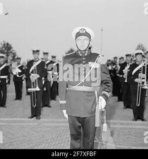 Sull'area di esercizio di ​​the Van Ghentkazerne (VGKAZ) all'Approxis di Rotterdam, un posto giurato di tre ufficiali dei dipartimenti commerciali del corpo dei Mariniers dal comandante del Vghaz .. J.P. LARO, direttore del Marinierskapel The Royal Netherlands Marine (Markap). Foto Stock