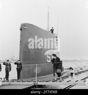 La principessa Beatrix porta una visita introduttiva a varie parti della Marina reale. Arrivo alle ore, MS. Guarnizione (1961-1990) in Den Helder. Foto Stock