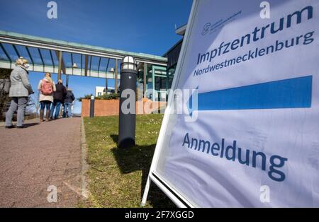 10 aprile 2021, Meclemburgo-Pomerania occidentale, Wismar: La gente si trova in fila di fronte al centro di vaccinazione di Wismar in attesa dell'appuntamento per la vaccinazione. Il governo statale del Meclemburgo-Vorpommern sta aumentando la pressione sulle contee e sulle città indipendenti affinché il vaccino AstraZeneca venga utilizzato senza indugio. Foto: Jens Büttner/dpa-Zentralbild/dpa Foto Stock