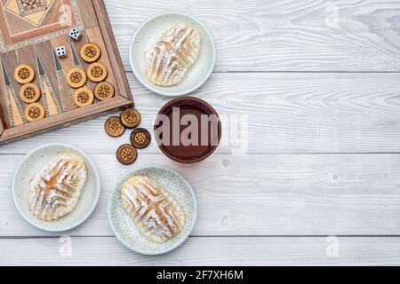 Dolci Eid al-Fitr, Kahk (biscotti Eid) biscotti al Pistacchio Maamoul ripieni arabi. Vista dall'alto. Foto Stock