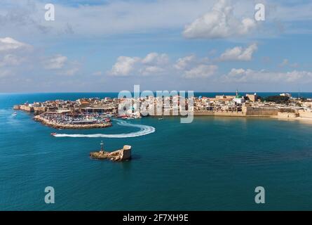 Barche al largo della costa dell'antica città di Akko fotografia aerea Foto Stock