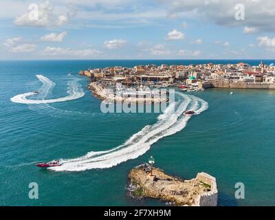 Barche al largo della costa dell'antica città di Akko fotografia aerea israele Foto Stock