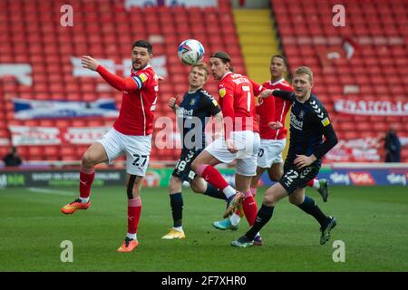 BARNSLEY, REGNO UNITO. 10 APRILE Alex Mowatt di Barnsley vince una testata durante la partita del campionato Sky Bet tra Barnsley e Middlesbrough a Oakwell, Barnsley, sabato 10 aprile 2021. (Credit: Pat Scaasi | MI News) Credit: MI News & Sport /Alamy Live News Foto Stock