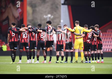 Vitality Stadium, Bournemouth, Dorset, Regno Unito. 10 Apr 2021. Campionato di calcio della Lega inglese di calcio, Bournemouth Athletic contro Coventry City; i giocatori osservano un silenzio di 2 minuti per onorare la vita del principe Filippo, duca di Edimburgo, morto a Windsor Castle il 9 aprile 2021 Credit: Action Plus Sports/Alamy Live News Foto Stock