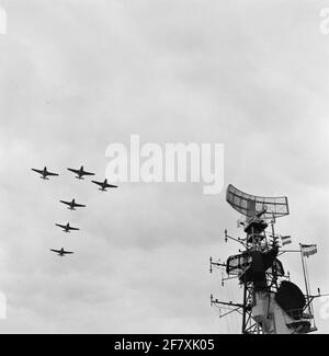 Un volo da sopra il campo aereo hr.ms. Karel Doorman (R 81, ex-venerabile) di un aereo da sei falchi FGA-50 Seahawk (Jet) Jachthouse del Marine Aviation Service (MLD) nel 1958. Foto Stock