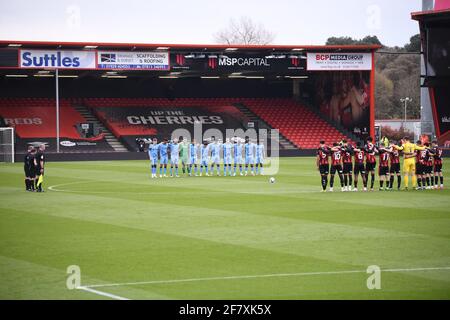 Vitality Stadium, Bournemouth, Dorset, Regno Unito. 10 Apr 2021. Campionato di calcio della Lega inglese di calcio, Bournemouth Athletic contro Coventry City; i giocatori osservano un silenzio di 2 minuti per onorare la vita del principe Filippo, duca di Edimburgo, morto a Windsor Castle il 9 aprile 2021 Credit: Action Plus Sports/Alamy Live News Foto Stock