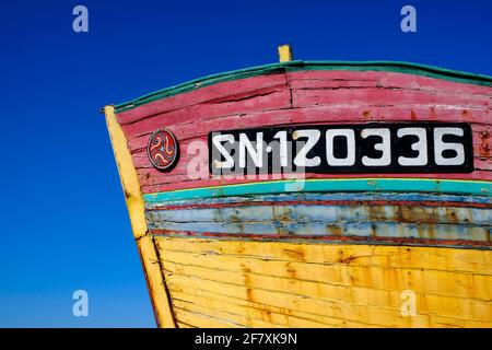 Frankreich, le Croisic, 15.07.2019: Bug des farbenfrohen, alten Fischerboots la Modone II mit einer Registerungsnummer aus St. Nazaire (SN), das Am Foto Stock