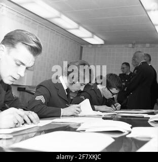 Il Centro Meteorologico dell'Aeronautica militare (Lumetc). La ristrutturazione della parte del Rossinibunker designata per il Lumetc. L'ala orientale di Hilversum era pronta il 15 marzo 1965 e fu immediatamente coinvolta. Il 25 novembre dello stesso anno, l'apertura ufficiale del bunker ristrutturato ha avuto luogo dal Segretario di Stato per la Difesa / KLU J.J.F. Borghouts.in presenza di O.A. Il tenente generale della BDL Wolff, tenente generale B.D. C. GIEBEL, prof.dr.W. Bleeker, HFD.dir KNMI ha messo in funzione tre reti telex e un facsimilet. Foto Stock
