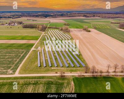 Pannelli solari piccola fattoria vista aerea Foto Stock