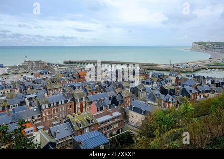 FRA, Frankreich, Normandie, le Treport, 20.10.2019: Blick auf die Hafenstadt le Treport an der Kanalkueste vom Kreidefelsen ueber der Stadt Foto Stock