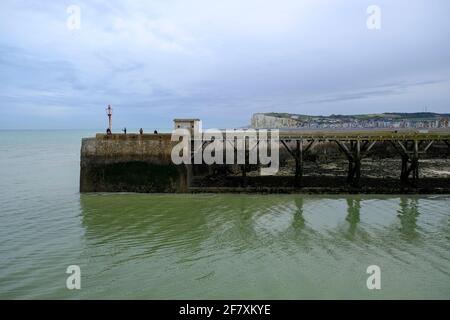 DA, Frankreich, Normandie, le Treport, 20.10.2019: Blick von der Hafenstadt le Treport an der Kanalkueste auf die Hafenmole von Mers-les-Bain auf der Foto Stock