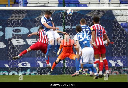 Lukas Jutkiewicz (seconda a destra) di Birmingham segna il primo gol della partita durante la partita del campionato Sky Bet al St. Andrew's Trillion Trophy Stadium di Birmingham. Data immagine: Sabato 10 aprile 2021. Foto Stock