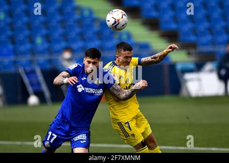 GETAFE, SPAGNA - 10 APRILE: Mathias Olivera di Getafe CF e Salvi di Cadice CF durante la Liga Santander match tra Getafe CF e Cadiz CF al Coliseum Alfonso Perez il 10 aprile 2021 a Getafe, Spagna (Foto di Pablo Morano/Orange Pictures) Foto Stock