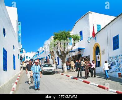 Sidi Bou Said, Tunisia - 13 settembre 2008: Il villaggio bianco e blu è stato a lungo un santuario bohémien e la sua bellezza Foto Stock