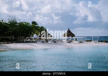 Jan Thiel Bay, Curacao persone sulla spiaggia della baia di Jan Thiel a Curacao durante il tramonto Caraibi Foto Stock