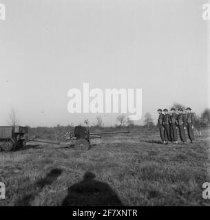 Pistola anticarro leggera 6-ponder (57 mm) con equipaggio associato. Le pistole sono disegnate da un veicolo Crawler Universal-Carrier Windsor (produttore Ford) Foto Stock