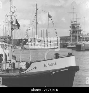 National Fleet Days and Celebration 200 anni a Port City. FC.ms. Urania (1938-presente) e moto dragaggio barca Suzanna dalla Royal North e South Holland Redding Company (Knzhrm) sono ormeggiati presso il ponteggio di Fort Harsens. Foto Stock