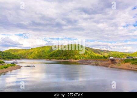 Paulushofdamm e Rursee in una bella giornata d'estate. Foto Stock