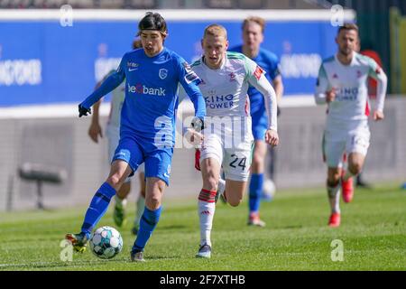 LEUVEN, BELGIO - 5 APRILE: Junya Ito di KRC Genk e Casper De Norre di OH Leuven durante la partita della Jupiler Pro League tra Oud-Heverlee Leuven e. Foto Stock