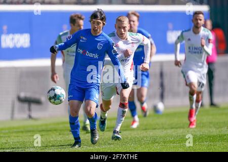 LEUVEN, BELGIO - 5 APRILE: Junya Ito di KRC Genk e Casper De Norre di OH Leuven durante la partita della Jupiler Pro League tra Oud-Heverlee Leuven e. Foto Stock