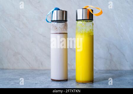 Togliere il latte di mandorle e il latte dorato fatti in casa in bottiglia con estratto di vaniglia e polvere di cannella. Pronto a bere. Foto Stock