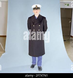 Marinaio della prima classe (senior) della marina reale (km) in tuta da lavoro blu con lungo cappotto invernale (1989). Foto Stock