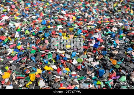 Macinazione di prodotti plastici per il riciclaggio. Riciclaggio della plastica, riciclaggio dei campioni. Foto Stock