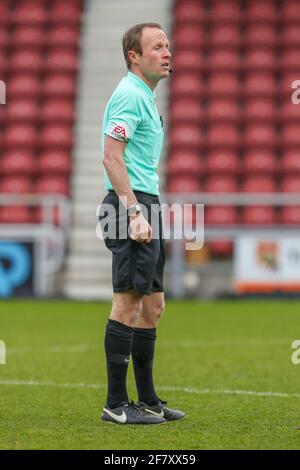 NORTHAMPTON, REGNO UNITO. 10 APRILE : Referee David Rock durante la prima metà della partita Sky Bet League 1 tra Northampton Town e Bristol Rover al PTS Academy Stadium, Northampton ON . (Credit: John Cripps | MI News) Credit: MI News & Sport /Alamy Live News Foto Stock