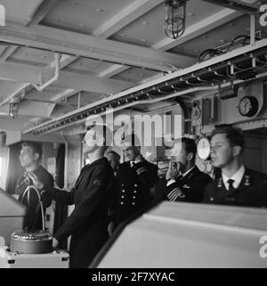 Durante la seconda prova della stella della piscina (A 835), la nuova nave di fornitura per la Royal Navy, è ancora una volta testato se tutto funziona correttamente e se le modifiche apportate sono ora anche soddisfare tutti i requisiti. Sul ponte c'è un marinaio della terza classe (Marr 3); ci sono un Lieutenant-Ter-Sea di ​​the prima classe (LTZ 1) e un Captain-Ter Sea (KTZ), probabilmente W.P. Coolhaas, il comandante della stella della piscina. Foto Stock