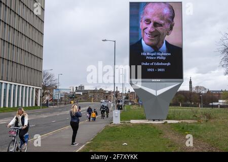 Glasgow, Scozia, Regno Unito. 10 aprile 2021. Un tributo a S.A.R. il Principe Filippo, il Duca di Edimburgo morto il 9 aprile all'età di 99 anni. Credito: SKULLY/Alamy Live News Foto Stock