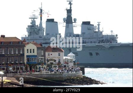 HMS ARK ROYAL LASCIA PORTSMOUTH. PIC MIKE WALKER, 2002 Foto Stock