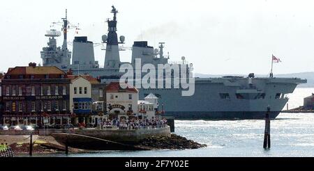 HMS ARK ROYAL LASCIA PORTSMOUTH PIC MIKE WALKER, 2002 Foto Stock