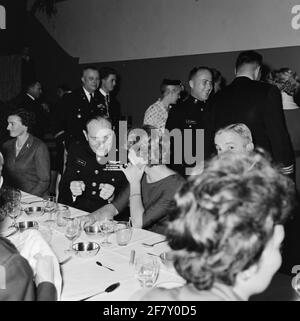 Su invito del Generale-maggiore dei Mariniers (Genmajmarns) Nass, ai suoi ospiti, tra cui alcuni ufficiali americani, viene offerto un ampio pasto indonesiano nel da Ghentkazerne (VGKAZ) nel Van Ghentkazerne (VGKAZ). Foto Stock